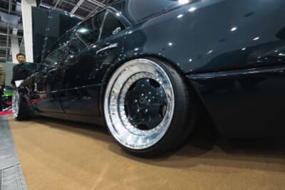 メルセデス・ベンツ 500E：サスペンションも大幅に見直された。フロントはエナペタル製ショック、リアはカーベーV3ショックを採用し、いずれも直巻きバネではなくエアサス（エアサスペンション）仕様とした。乗り心地とフォルムの両立を図るための選択だ