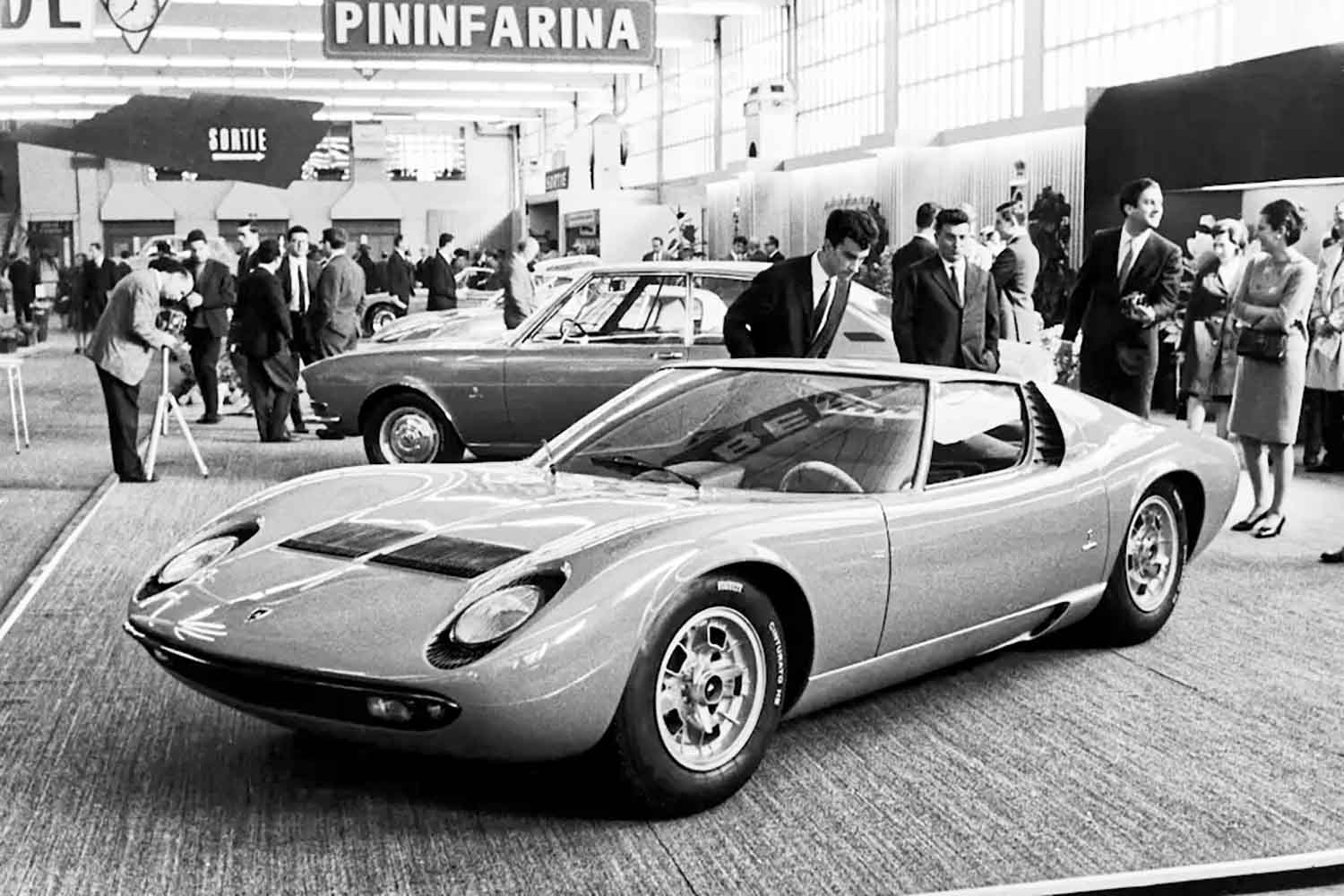 The Lamborghini Miura's Shocking Debut: Engine Bay Full of... Paperwork?!