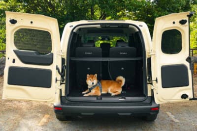 ダブルバックドアのロックを外して180度全開にすれば、ラゲッジフロアに腰を下ろしてせいせいとした気持ちで過ごすこともできる