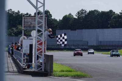 レンハム スプライト：4時間を走破した女子チーム。フィニッシュドライバーのMitchさんが堂々チェッカーを受けた