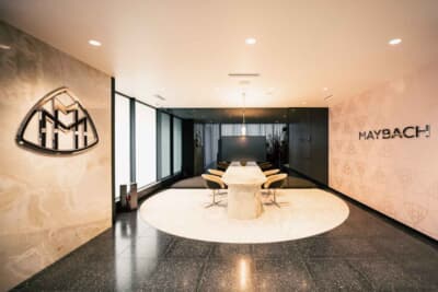 高品質な家具や厳選された素材は、ブランドの象徴を体験する場でもある