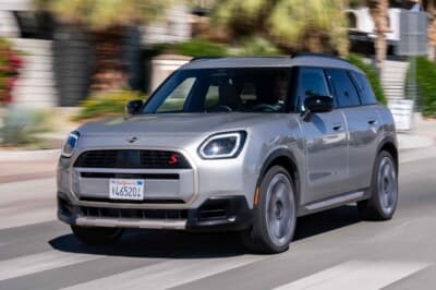 MINIカントリーマン：優れた機敏性を支えるのが、胸のすくような加速と高い効率性を理想的に両立させたツインターボ・エンジン搭載