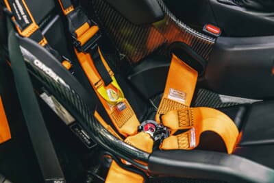 サーキット走行のために、6点式のシートベルトも追加されている