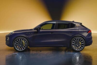 マセラティ・グレカーレ・ルミナブルー：マットアルミニウムカラーの21インチクリオスタッガードホイールを標準装備