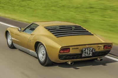 ランボルギーニ P400Sミウラ： 輝くボディで駆け抜ける姿。P400Sは1968年の登場から1971年までの間に、わずか338台のみが生産されたという非常に希少で価値の高いモデルだ