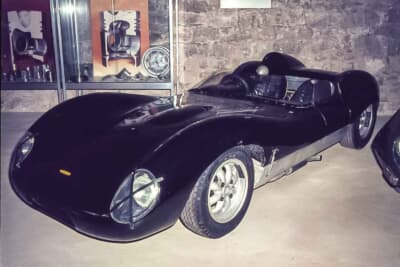 1950年代後半に活躍したイギリスのスポーツレーシングカー、ローラ Mk1。美しい流線型の軽量ボディにコベントリー クライマックス製エンジンを搭載し、当時のレース界を席巻した名車である