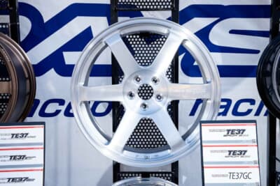 同じくTE37 SAGA S-plusへ2025年に登場した「A.S.T. ブラッシュド」。アルミ本来の無垢な素材感を最大限に引き出した表面処理が、力強いスポークデザインを際立たせる