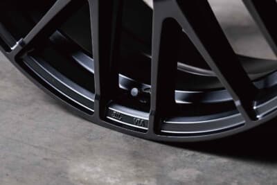 MID EXCLUSIVE 029M：視覚的バランスと躍動感を静かに主張する王道の2×9メッシュ。エンドへ向けてはわずかな立体的量感を与え、裏側にはアンダーカットを施した