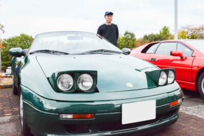 ロータス エラン：オーナーの後藤大洋さんと愛車。巨額の開発費が投じられたGM傘下時代のM100型を、現在も心から愛している