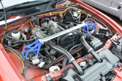 スズキ カプチーノ:エンジンのカット。プーリーなどが交換されている。ストラットタワーバーが装着され、本気度を感じさせる