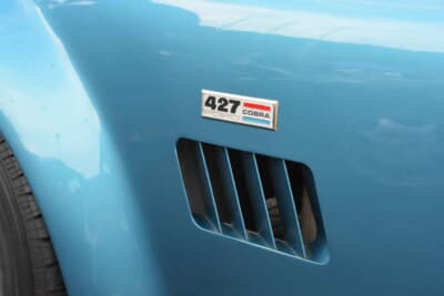 コブラ427：サイドスリットと、誇らしげに掲げられた「427」のエンブレム。アメリカンV8の頂点を示す栄光の証である