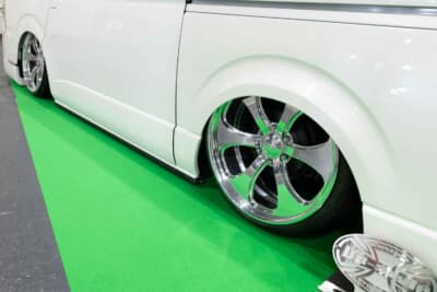 トヨタ ハイエース：ホイールに合わせてフェンダーを叩き出し、ワイド化されたリヤフェンダー。あくまで「純正っぽく仕上げる」コンセプトのため違和感がなく一見すると気付きにくいほど