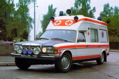 延長されたロングホイールベースのシャシーを活用し、特殊車両である救急車仕様もラインアップ