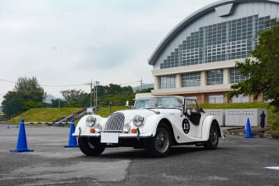 「赤間総合運動公園」にて行われたP.C.競技のコースを、息の合ったコンビネーションで駆け抜ける1980年式モーガン +8の若夫婦ペアだ