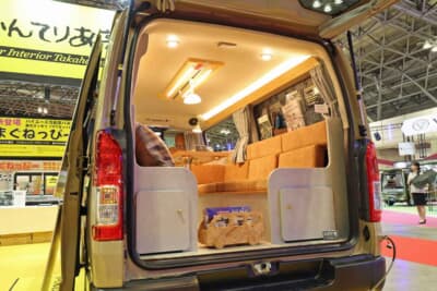 トヨタ ハイエース：リアゲートを開けた状態。断熱処理や防音処理もしっかりと施されており、静かで快適な車中泊を実現している