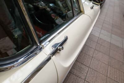 ボルボ P1800E：美しい真紅のレザーが張られたドアパネルは、立体感のある凝った造りとなっており、大きな魅力となっている