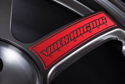 TE37 SAGA SL待望の20インチ。R35は純正がフロント20×9.5＋45、リアが20×10.5＋25となるためそこへの対応は万全。Tスペックやニスモのフロント用、フロントフェンダーワイド化を前提にしたチューナーサイズ、11.0Jや12.0Jまで幅広く網羅されている