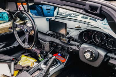 マツダ　ロードスター：ステアリングはナルディ製に換装し、脱着式に変更している。乗り降りのしやすさと好みのグリップ感を両立した仕様だ