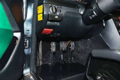 メルセデス・ベンツ 500E：その操作ペダルはレーシングカーと同じ「チルトン・オルガン式ペダル」に変更されている。オルガン式ペダルはレーシーな演出だけでなく、操作コントロール性の高さが安定性の向上と疲労感の低減にも効果的とされており、最近では欧州高級車にも採用が広がっている手法だ