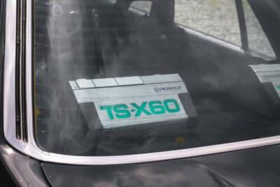 日産  HGC211スカイライン：リアトレーに置くスピーカーは、当時物のパイオニアTS-X60をセットする。