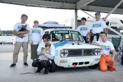 ミニ クラブマン1275GT：4時間耐久レースを完走し、爽やかな笑顔を見せるクラブマンGTのメンバーたち