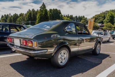 トヨタ TE27 スプリンタートレノ：ヘッドライト＆グリル、テールランプ周辺はもちろん、ボンネットやフロントフェンダーもカローラレビンとは別形状となっている。