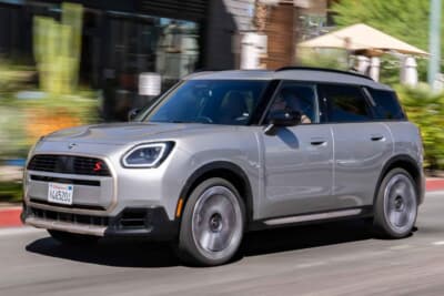 MINIカントリーマン：48Vマイルドハイブリッドシステムはリチウムイオンバッテリーを搭載。モーターでエンジンをアシストし、スムーズな発進＆加速を実現