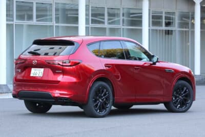 マツダ CX-60：どっしりとしたリアビュー。直進安定性も高く高速道路での安心感は抜群