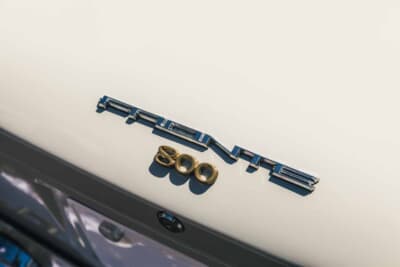 スズキ フロンテ：シルバーの「FRONTE」文字とゴールドの「800」数字を組み合わせたエンブレム。軽自動車のフロンテとあえて差別化を図った、スズキ初の小型乗用車としての矜持が込められている