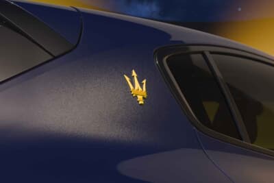 マセラティ・グレカーレ・ルミナブルー：Cピラーにイエローのトライデントバッジを配置。合わせてブレーキキャリパーもイエロー