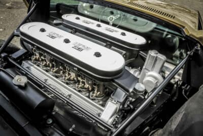 ランボルギーニ P400Sミウラ： 車両に搭載されたV型12気筒エンジン。巨大なキャブレターが並ぶ大迫力の光景は、現代のクルマにはない、機械としての生々しい鼓動と機能美を強烈に感じさせる