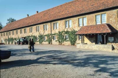 自動車博物館へと改装されたかつての厩舎の外観。ドイツ初の私設自動車博物館であり、領主とレーシングドライバーという2人のクルマ好き貴族の情熱が、この歴史ある建物をクルマの館へと生まれ変わらせた