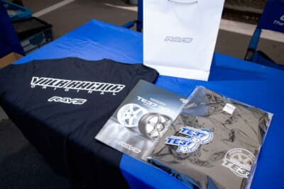 イベント参加者にのみ配布された、TE37オーナー垂涎の記念ノベルティ。オリジナルデザインのTシャツやステッカー、カタログなど、30周年の記憶を彩る特別なアイテムが揃った