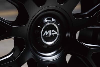 MID EXCLUSIVE 029M：センターパッケージに付属するオーナメントは2種同梱される。リングタイプは上質感が際立ち、写真のギア風はスポイーティな印象を放つ