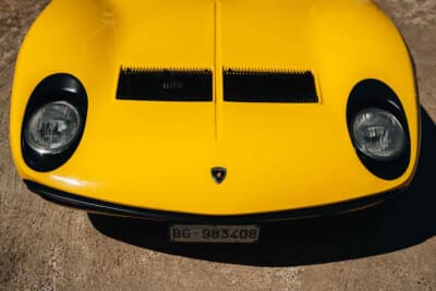 ランボルギーニ ミウラ SV：フロントの盾のエンブレム。スーパーカーの始祖という伝説がここから始まった