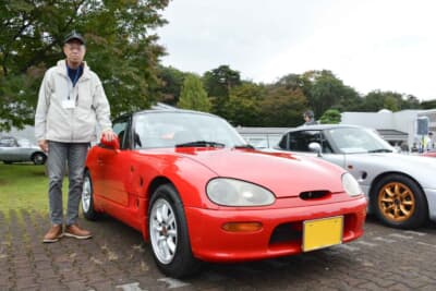 スズキ カプチーノ:オーナーの桜井正人さんとカプチーノ。義妹から譲り受けた一台を、大人の大人のセンスで楽しんでいる