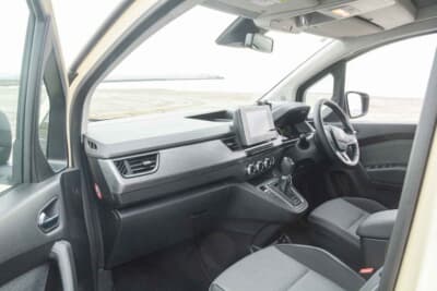 ルノー グランカングー クレール：視認性が高く機能的にまとめられたインパネ。長時間のドライブでもドライバーに余計な負荷を掛けない、洗練されたコックピットだ