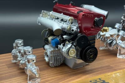 RB26DETTは4種類を設定。写真はBNR34(5代目スカイラインGT-R)の標準仕様。この世代からヘッドカバーが赤になり、サージタンクが素地(無塗装)となった