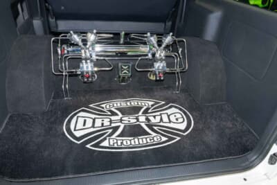 トヨタ ハイエース：2ポンプ2バッテリーの仕様。4輪をひとつで上げ下げする1ポンプに対し、2ポンプは前脚と後脚をそれぞれひとつずつが担うため同時に前後を上げることができる