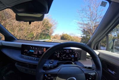 日産 新型リーフ：運転席からの視界。厚い遮音ガラスが風切り音やタイヤノイズを遠ざけ、静かな移動体験をもたらしてくれる（Go Proを固定し撮影をしています）
