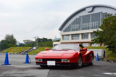 「赤間総合運動公園」にて行われたP.C.競技に挑む、1988年式フェラーリ テスタロッサのコンビ。低く構えたスタイリングがひときわ目を引いていた