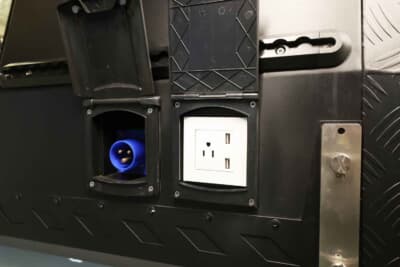 三菱 トライトン：外部にはACおよびUSB電源供給ユニットを備えており、野外でのアクティビティを強力にサポートしてくれる