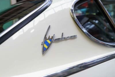 ボルボ P1800E：Cピラーにはボルボのクラシカルな旧ロゴが輝く。こうした細部の意匠からもメーカーの誇りが感じ取れる