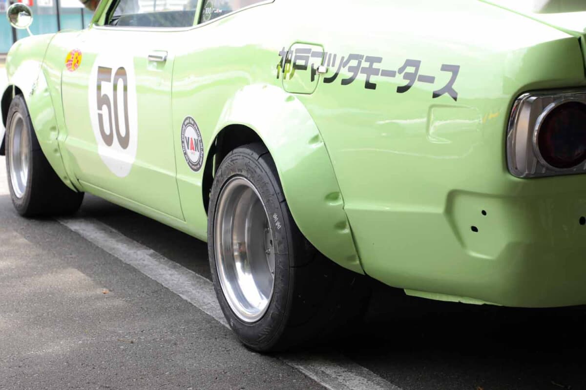 マツダ サバンナ RX-3：当時のレースシーンを想起させる無骨なワイドフェンダー