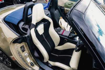 マツダ　ロードスター：シートはレカロ製。さらに自作のパイプフレームと板を組み合わせ、車中泊用のベッドを配置できるようになっている
