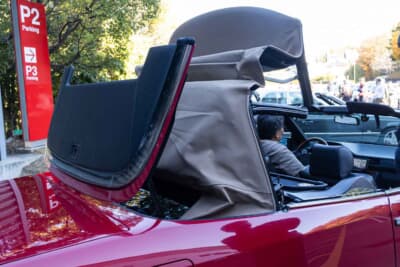 メルセデス・ベンツ E320カブリオレ：8本の油圧シリンダーを交換したことで、極めてスムースに幌が作動する