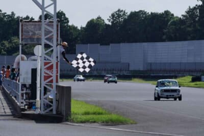 ミニ クラブマン1275GT：4時間耐久レースを走破し、チェッカーフラッグを受けるクラブマンGT