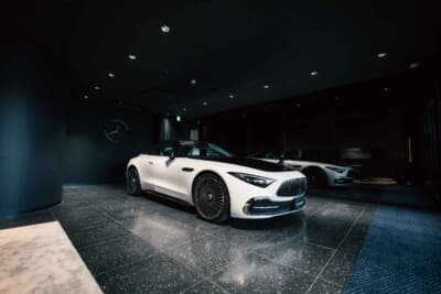 ボンネットのスリーポインテッドスターマスコットが存在感を放つメルセデスMaybach　SL Monogram Series