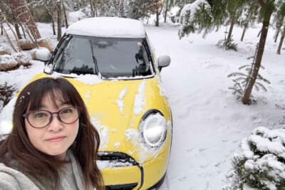 愛車MINIでの念願の雪道ドライブが実現。突然の雪にもスムースに対応できる、冬のレジャーの心強い相棒