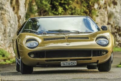 ランボルギーニ P400Sミウラ： 大地を掴んで走る力強いフロントビュー。このP400Sで完成度を高めた血統は、最終進化型のSV、そして次世代のカウンタックへと見事に受け継がれていった